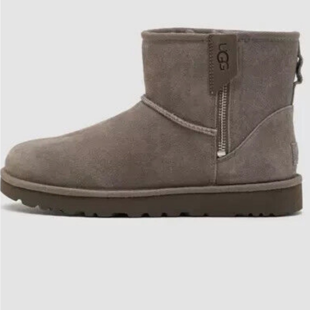 Ugg Bailey zipper mini.  Woman’s size 9.   New with box